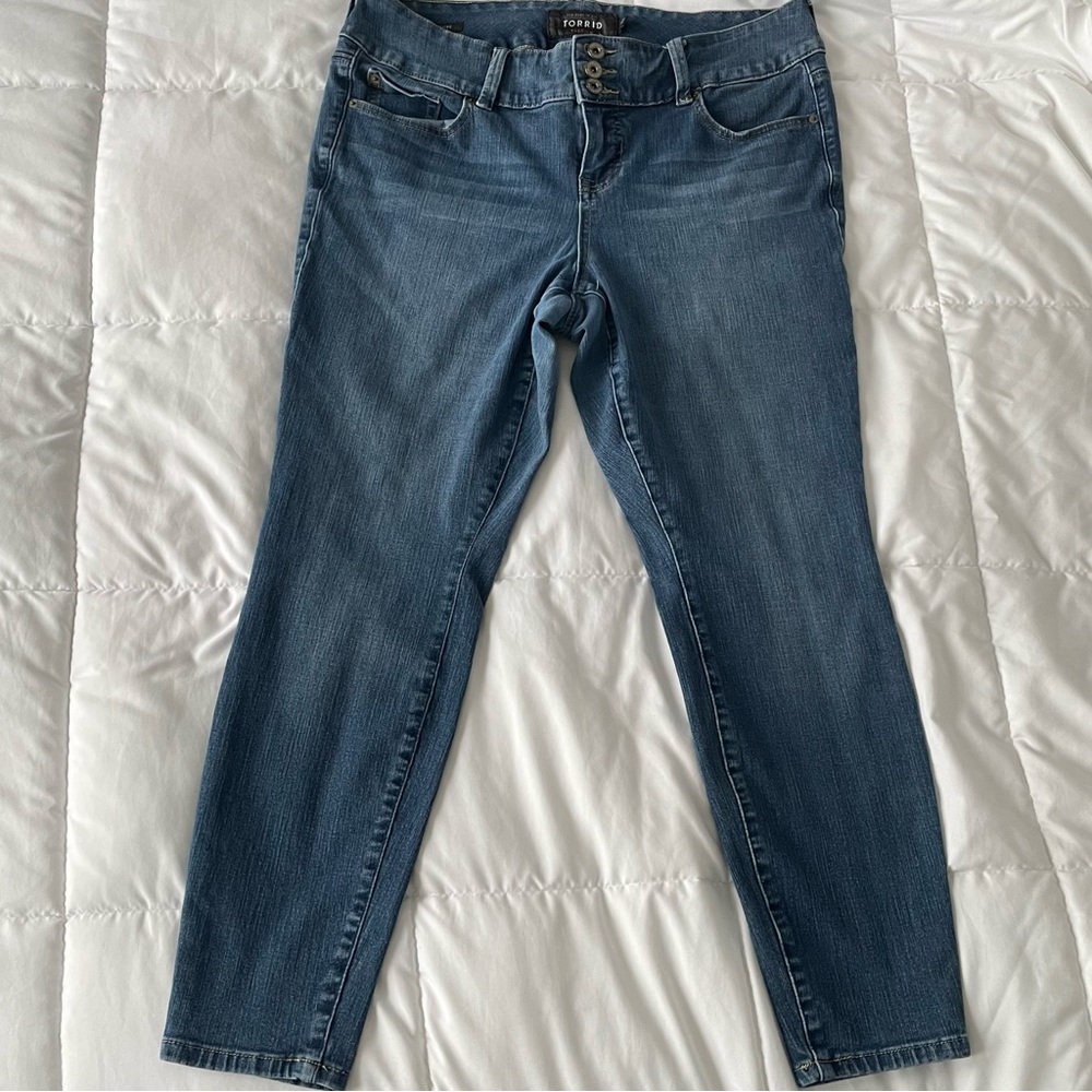 Size 14R | Torrid | Premium Jegging Jeans | Mid-Wash |Triple Button